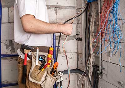 Elektriker Beratung zu Instandhaltung Reperatur Renovierung und Sanierung elektrischer Geräte und Anlagen