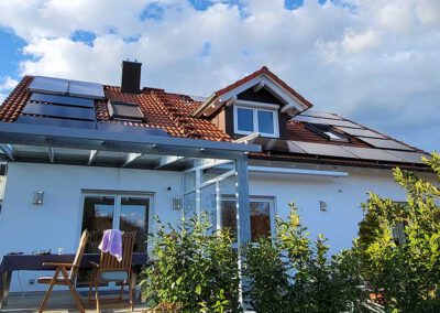 Neue Photovoltaikanlage auf Satteldach von Beck Elektrotechnik