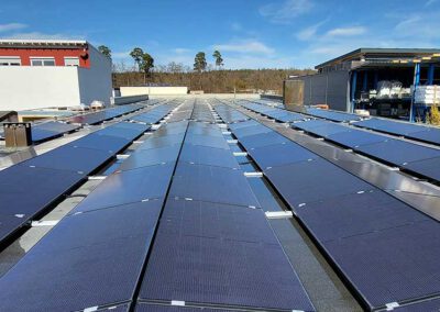 Solaranlage auf Flachdach von Photovoltaik Anbieter Beck Elektrotechnik aus Rottenburg